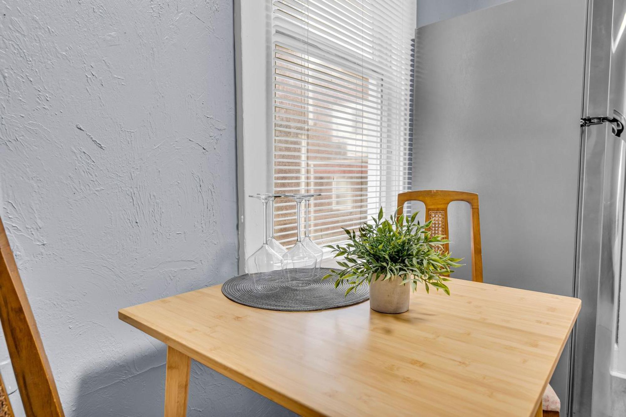 Historic Cozy Haven In Little Italy Apartment คลีฟแลนด์ ภายนอก รูปภาพ